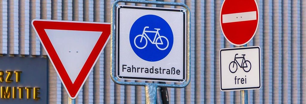 Verkehrsschilder an einer Kreuzung in Deutschland: Vorfahrt beachten, Fahrradstraße, Durchfahrt verboten, Fahrrad frei