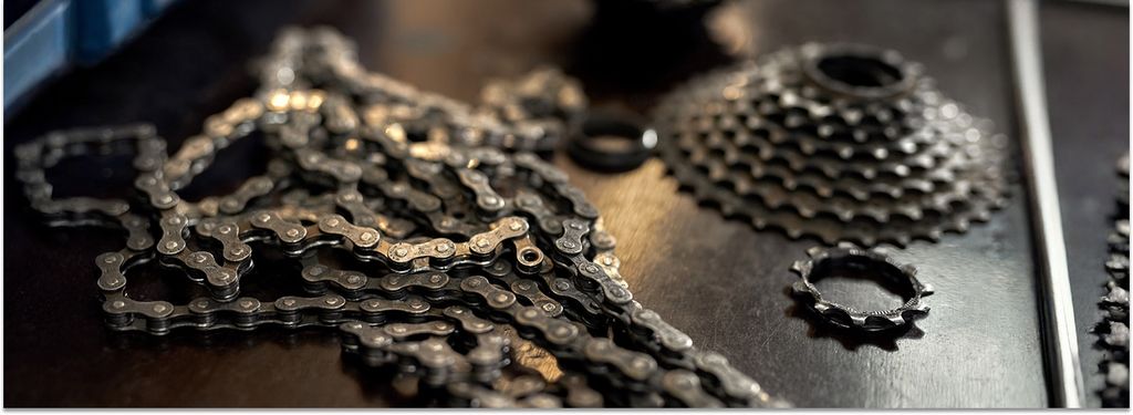 Schwerpunkt Fahrradkette mit Fahrradkassette auf Tisch