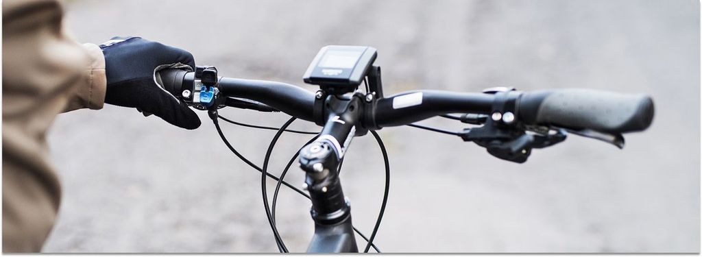 Der Lenker eines E-Bikes mit Tacho.