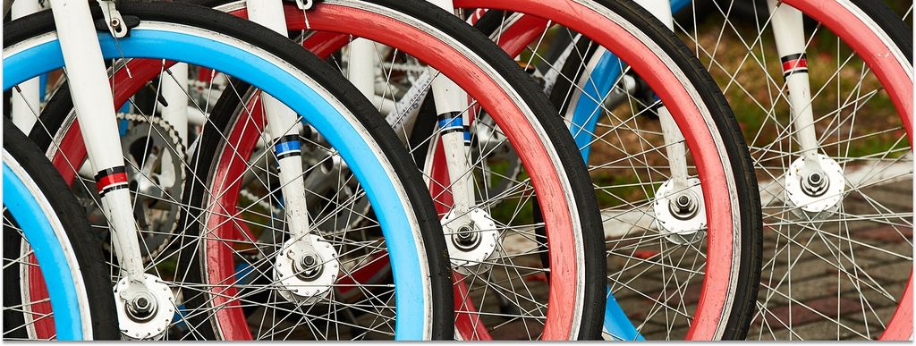 Nahaufnahme mehrerer Vorderräder von neuen Fahrrädern