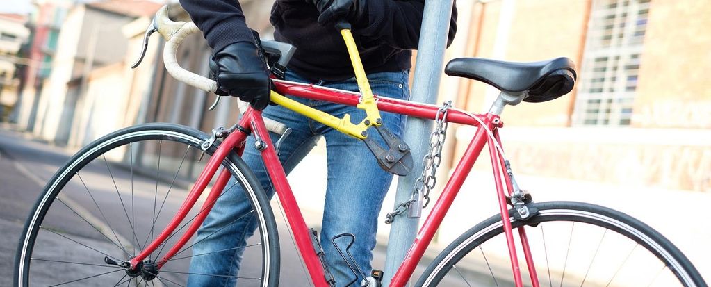 Eine Person hat einen Bolzenschneider angesetzt und versucht ein Fahrrad zu klauen.