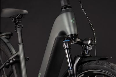 E-Bike Tourenrad Cube Kathmandu Hybrid Deluxe Pro 800 2027 | 800 Wh | 28 Zoll | Tiefeinsteiger | 46 cm | blackforest´n´chrome (Bild 3)