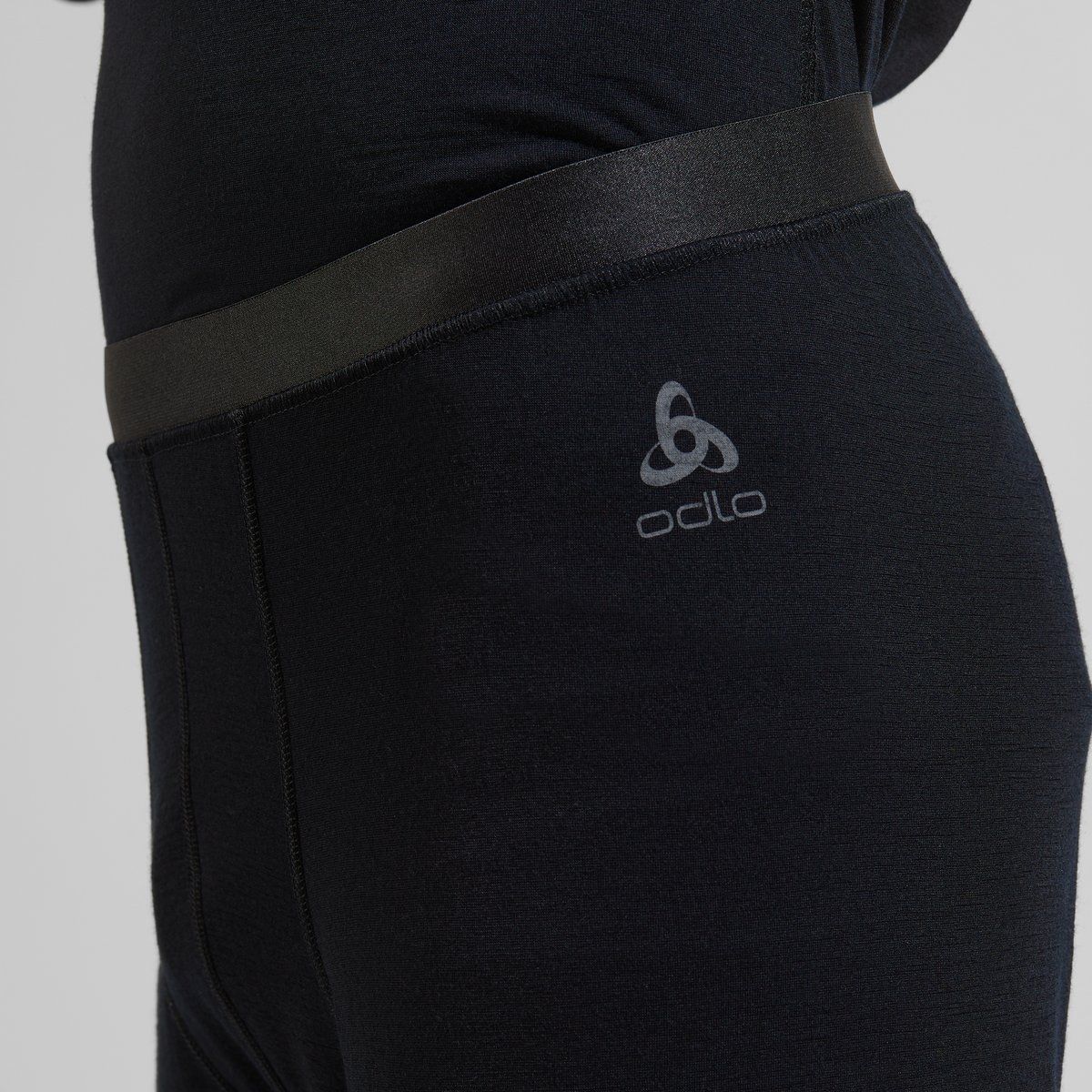 Fahrrad Unterhemd Odlo ZEROWEIGHT PK WINDPROOF WARM BL TOP Crew Neck L/S Langarm Unterhemd 2024 (Bild 5)