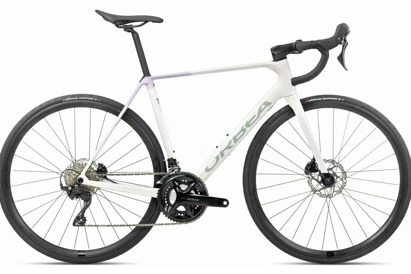 Allround-Rennrad Orbea Orca M30 2025 | 28 Zoll | Diamant | 55 cm | Iris White (Gloss) - Lilac (Matt) (Bild 1)