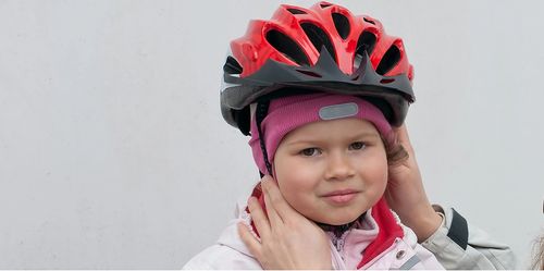 Eine dicke Mütze unterm Fahrradhelm? Der ADAC rät davon ab. Bei einem Sturz ist der Kopf nicht optimal geschützt.