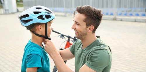 Passen muss er: Die Unterkante des Fahrradhelms sollte fingerbreit über den Augenbrauen sitzen, die Gurte umrahmen V-förmig die Ohren, unter den Kinnriemen passt ein Finger.
